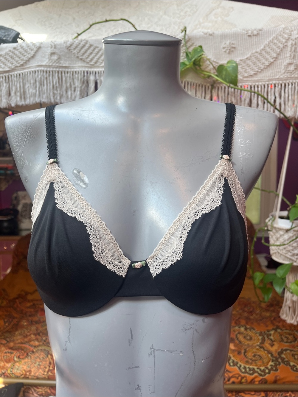 Vintage Y2K 90s Coquette Grunge cream lace trim and black bra